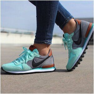 Nike Internationalist Low Women's Size 8.5 EUC